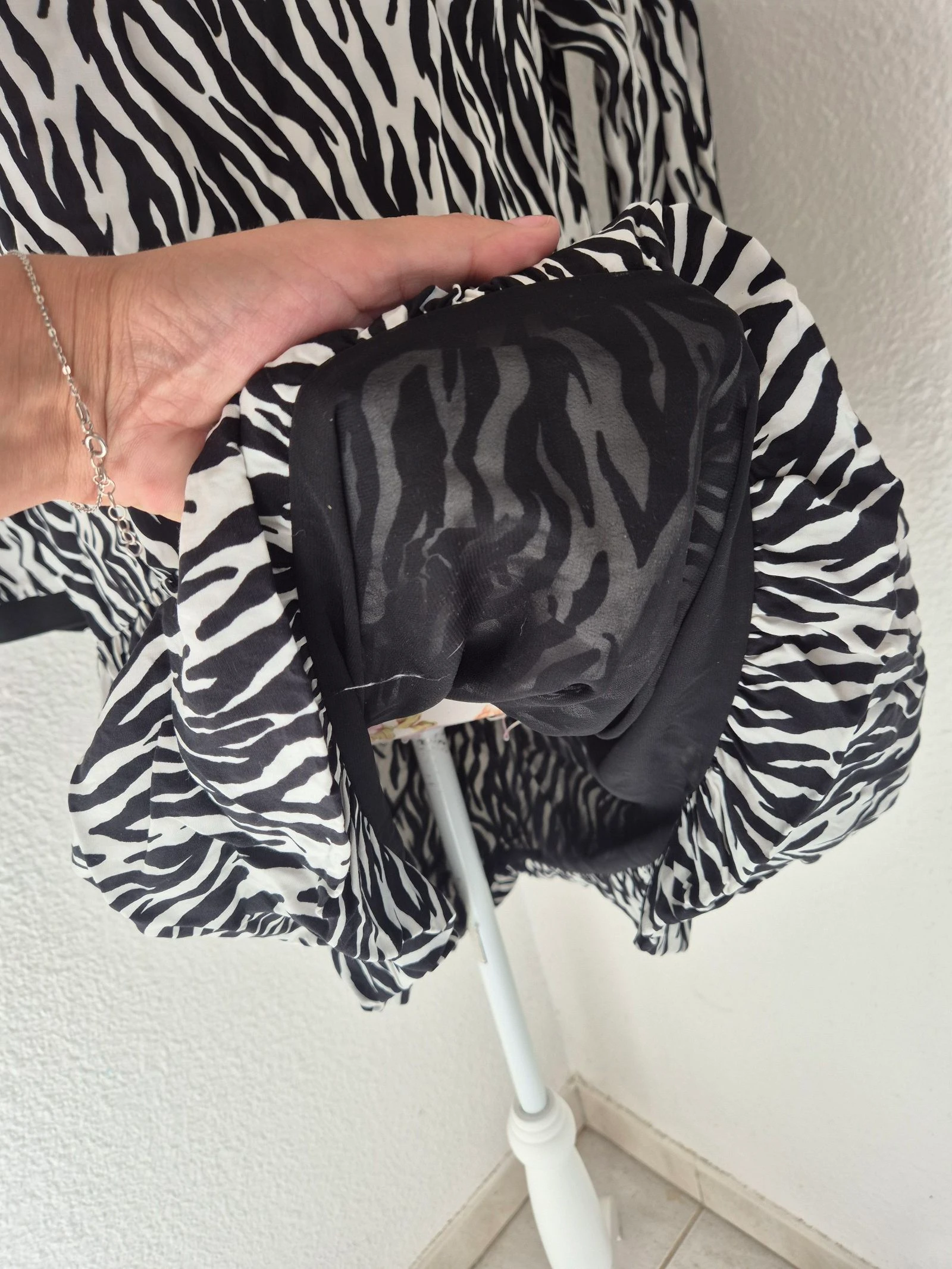ZARA Robe túnica listrada preta e branca feminina tamanho 38 M mangas 3/4 fluida com babado estampa animal – photo 3